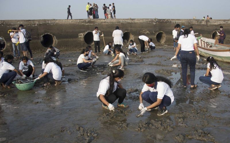 Mumbai: Volunteers in collaboration with Juhu Versova Andheri (JVA) association and Bandra Khar Santacruz (BKS) team conduct a clean-up at Juhu Koliwada, in Mumbai, Sunday, Jan. 31, 2021. (PTI Photo)